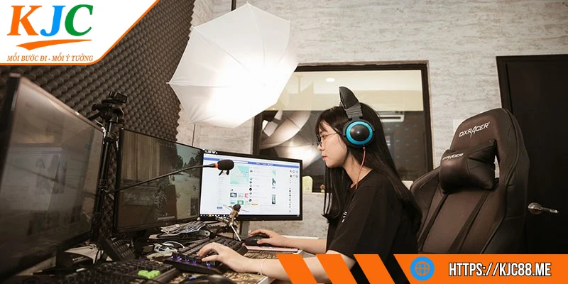 Nhân viên livestream game